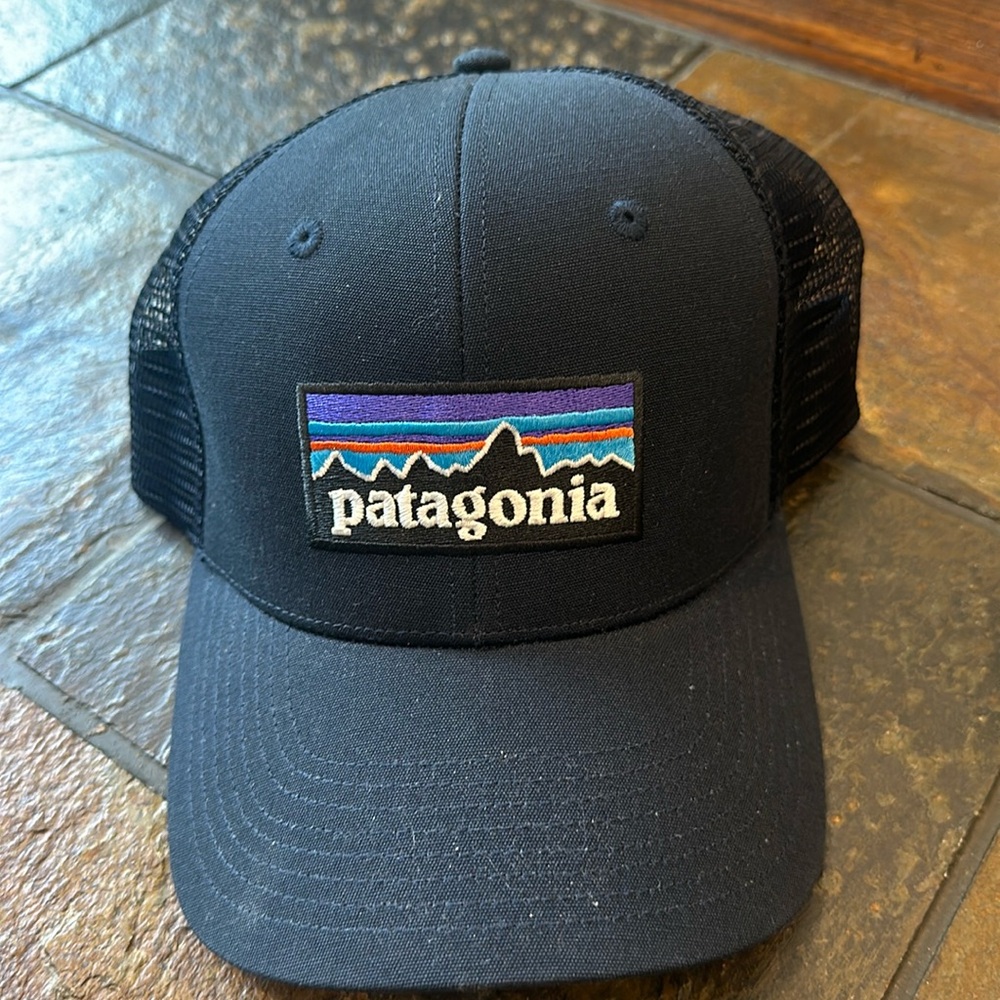 Men’s navy Patagonia trucker hat, like new, great condition